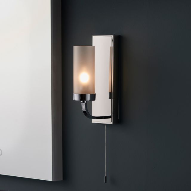 Modern 1 Light Wall Bathroom Light In Chrome Finish With Frosted Glass IP44