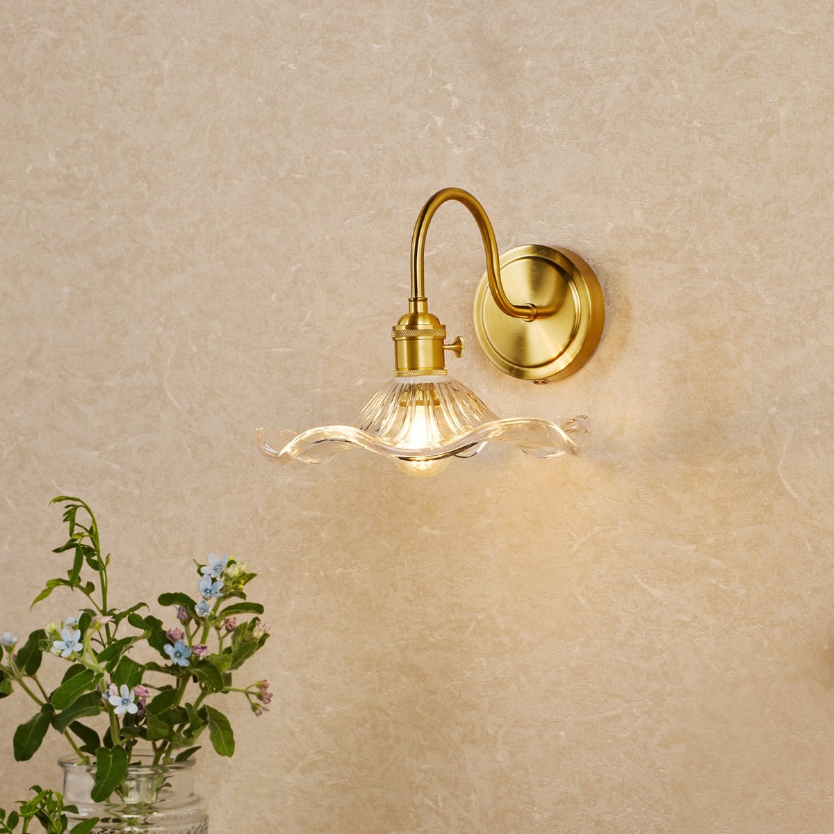Dar Wisebuys Hadano Wall Light In Natural Brass And Wavy Glass